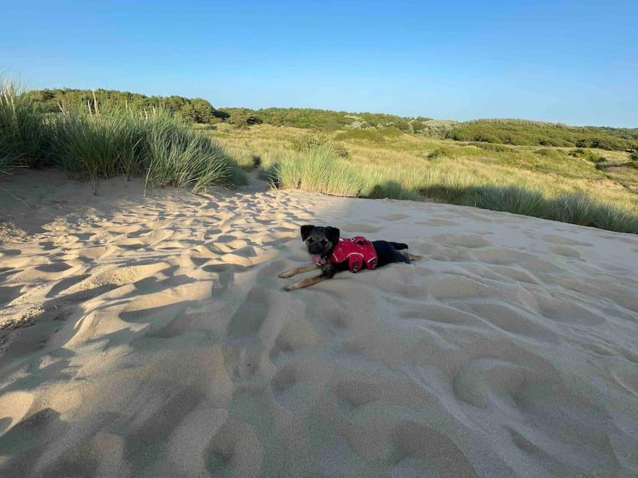 Formby, Spacious True Bungalow Steps From Beach Exterior foto